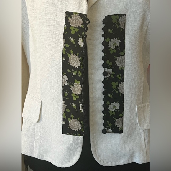 DOLCE & GABBANA White suit with floral details.
Jacket with button closure. - Picture 3 of 16